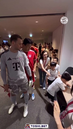 诺伊尔小将玩心不改，电话手表成焦点争议？拜仁香港行一幕引热议